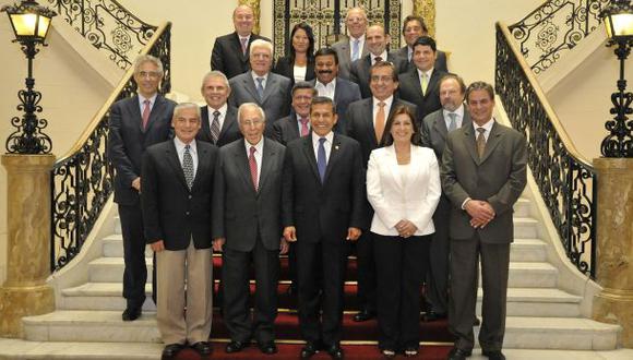 Los l&iacute;deres pol&iacute;ticos en la foto oficial con el presidente Ollanta Humala al t&eacute;rmino del encuentro en Palacio de Gobierno. (Foto Andina)