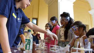 Efemérides: ¿Qué necesitamos para acercar a las niñas a la ciencia?