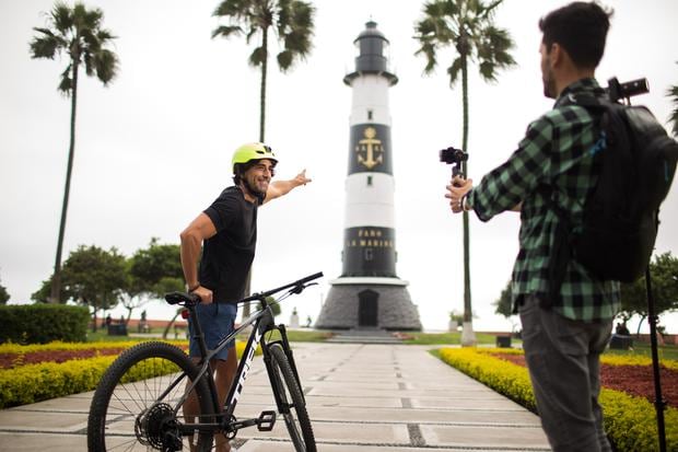 Nikolas Briceño, arquitecto, recorre Lima en bicicleta para su canal de Youtube sobre arquitectura. Lo acompaña Victor, su camarógrafo.