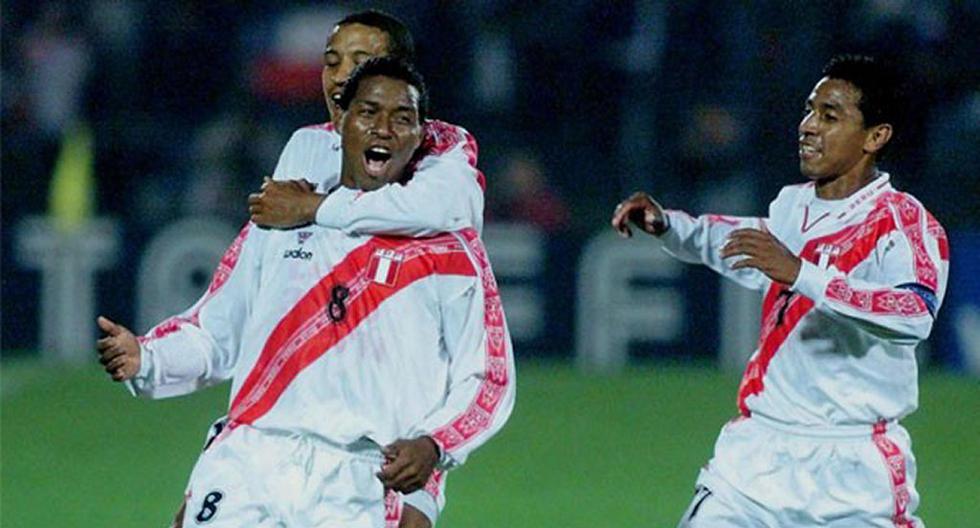 Juan Jayo y el tremendo golazo que le anotó a Chile en el Nacional de Santiago, en el 2000. (Foto: Difusión)