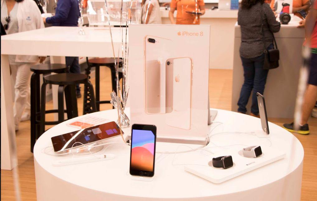El iPhone es el principal producto que comercializan las tiendas de la marca Apple y ya desde febrero se sintió el golpe de la caída en importaciones.