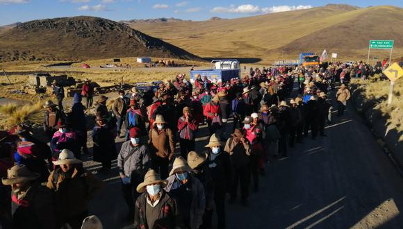 Las comunidades campesinas de Chumbivilcas bloquean el corredor minero desde el 23 de julio. Han reportado 15 heridos por perdigones. (Derechos Humanos Sin Fronteras Cusco)