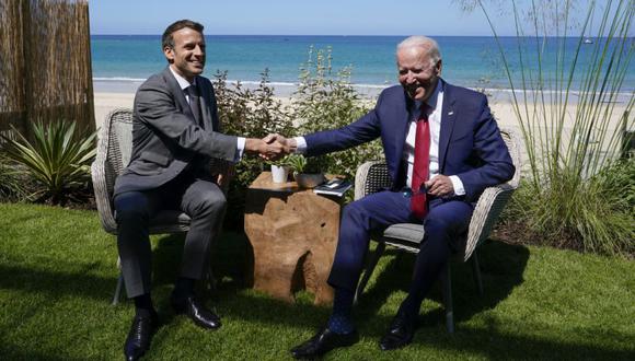 El presidente Joe Biden y el presidente francés, Emmanuel Macron, se dan la mano durante su visita durante una reunión bilateral en la cumbre del G-7 en Carbis Bay, Inglaterra. (Foto: AP / Patrick Semansky)