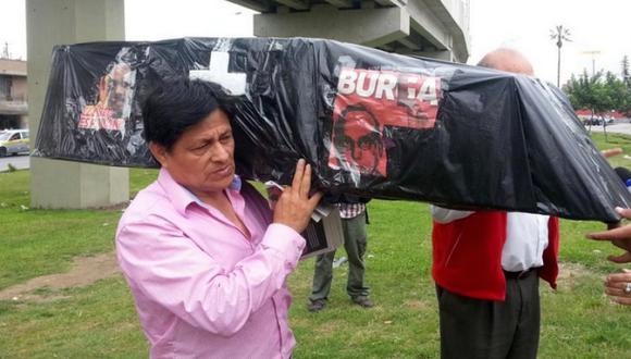 Manuel Burga: hinchas muestran ataúd que simboliza su 'muerte'