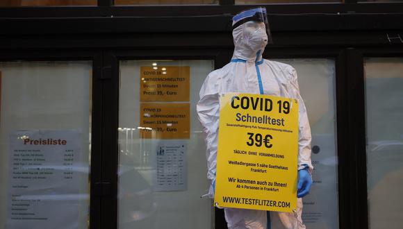 En Alemania, un maniquí muestra cómo uno se puede proteger del coronavirus. (EFE/EPA/RONALD WITTEK)