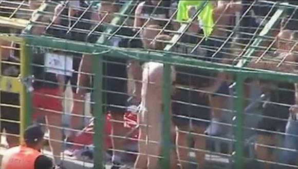 Vergonzoso: ultras desnudaron a hincha del equipo rival