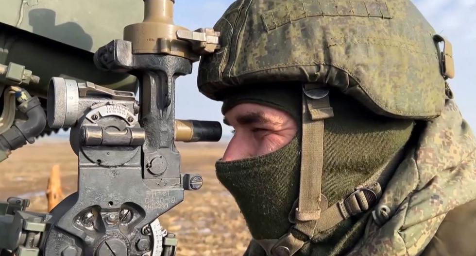 Un artillero del lanzacohetes múltiple Grad dispara contra objetivos enemigos simulados durante ejercicios conjuntos de las fuerzas armadas de Rusia y Bielorrusia cerca de Ucrania. (AFP).