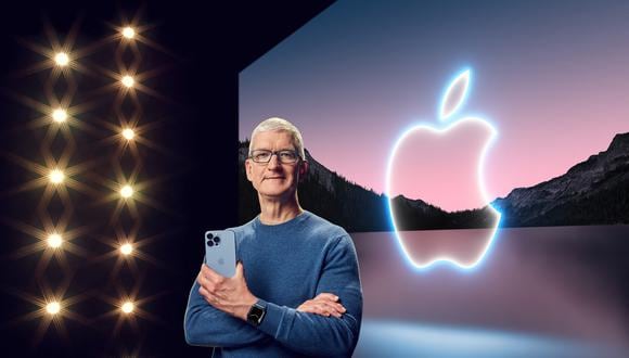 Esta imagen obtenida el 14 de septiembre de 2021 por cortesía de Apple Inc. muestra al director ejecutivo de Apple, Tim Cook, con el iPhone 13 Pro Max y el Apple Watch Series 7 durante un evento especial en Apple Park en Cupertino, California.