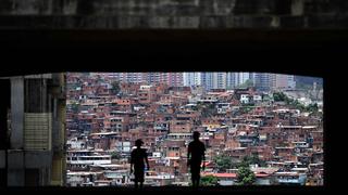 Infierno a la espera de una casa: la vida en edificios invadidos en Venezuela | FOTOS