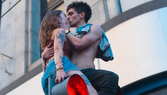 Violeta y Gonzalo se besan en los festejos por el triunfo de Argentina. (Imagen: / Twitter)