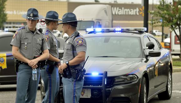 Walmart, manifestó su "desolación" por "la pérdida de dos valiosos miembros de (su) equipo". En la foto, oficiales frente al lugar del tiroteo dentro de una tienda Walmart en Southaven, Mississippi. (Foto: AP)
