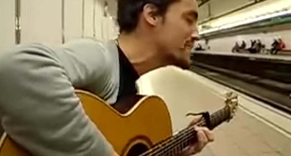 Este músico no sabría la bella reacción que tendría su improvisado público. (Foto: Captura de YouTube)