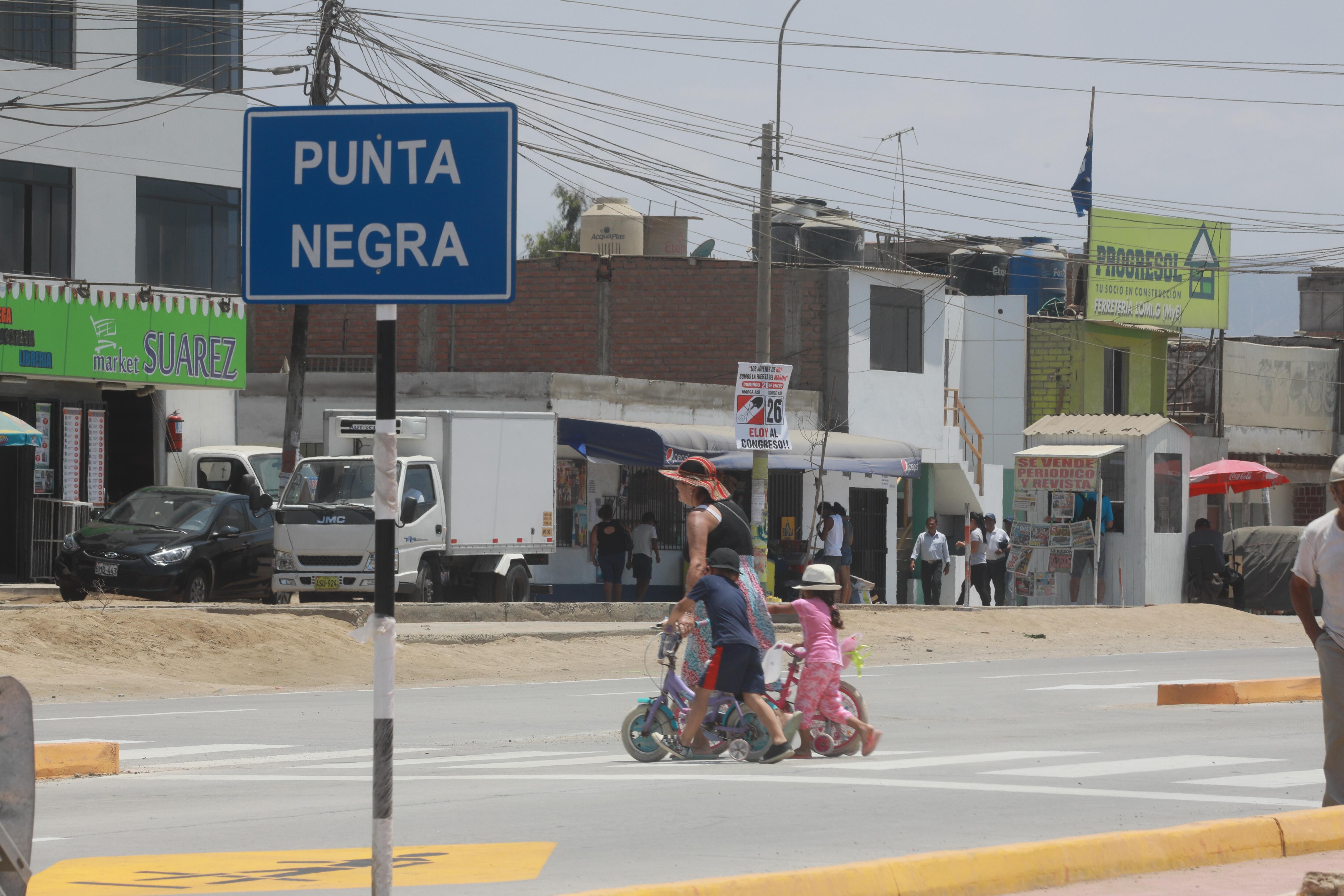 Por precaución, una señora cruzó hasta tres veces la vía. En un primer momento llevó dos niños en bicicleta, mientras otros dos esperaban al lado de la vía. (Foto: Juan Ponce/El Comercio)