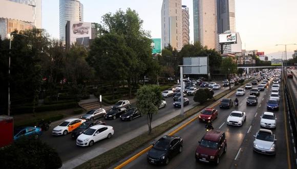 na vista muestra la cola de autos en el tráfico durante la hora pico en la Ciudad de México, México, el 3 de marzo de 2023. REUTERS/Quetzalli Nicte-Ha