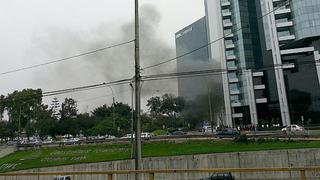 Vehículo se incendió en plena Vía Expresa y generó caos en San Isidro