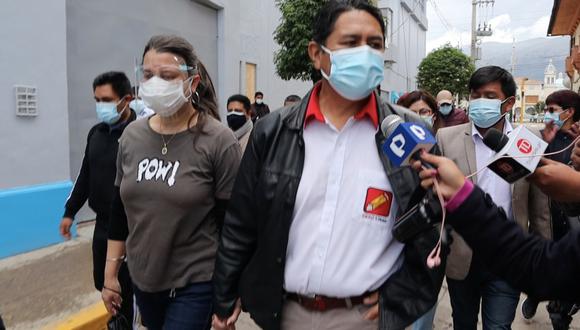 Vladimir Cerrón llegó a su centro de votación usando el polo con los símbolos de su partido (Foto: captura TV)