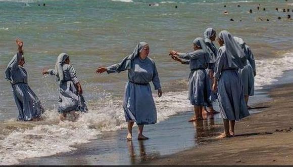 Polémica en Facebook por fotos de monjas en la playa