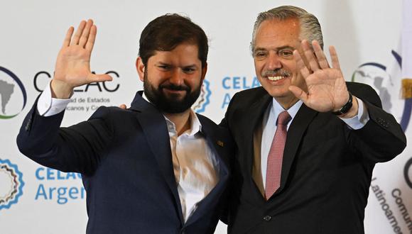 El presidente argentino Alberto Fernández (der) posa con el mandatario de Chile Gabriel Boric antes de la apertura de la cumbre de la Comunidad de Estados Latinoamericanos y Caribeños (CELAC) en Buenos Aires. (LUIS ROBAYO / AFP).