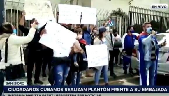 Un grupo de ciudadanos cubanos realizó una protesta frente a la embajada de su país en el distrito de San Isidro, en Lima | Foto: Captura de video / RPP