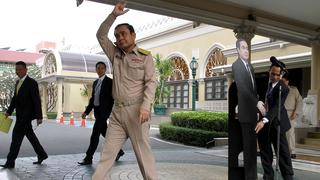 Primer ministro de Tailandia deja una copia suya para preguntas difíciles