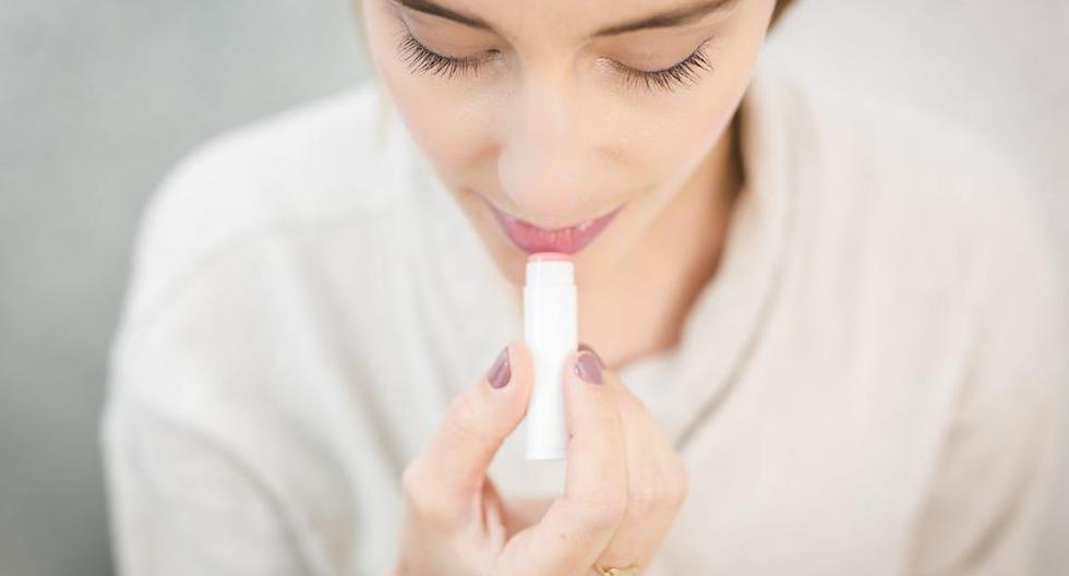 Si vas a utilizar lápiz labial, es recomendable que antes te coloques una mano de lipstick y después de 15 minutos, aplicarte el color. (Foto: Pixabay)&nbsp;