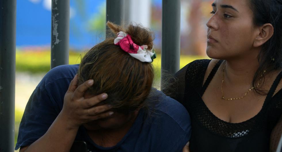 Una mujer llora mientras espera el cuerpo de una de las víctimas del ataque en Guayaquil, Ecuador, del sábado 30 de marzo de 2024. (Foto de Gerardo Menoscal/AFP).