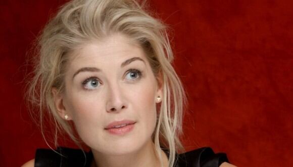 Rosamund Pike ganó el Globo de Oro en la categoría de mejor actriz en una película de comedia o musical por su papel en “Descuida, yo te cuido” (Foto: AFP)