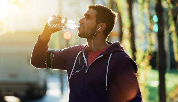 Hidrátate muy bien, los líquidos ayudarán a diluir las secreciones nasales o bronquiales y las molestias disminuirán.