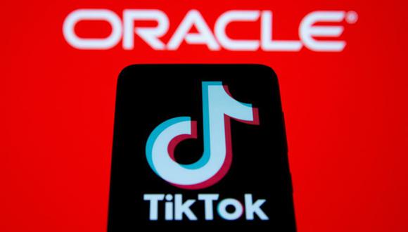 En esta ilustración, se ve un teléfono inteligente con el logotipo de TikTok frente a un logotipo de Oracle. (Foto: Archivo/REUTERS / Dado Ruvic / Ilustración).