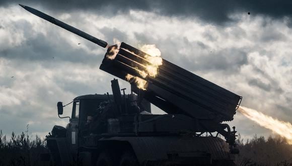 Se lanza un cohete desde un lanzacohetes múltiple montado en un camión hacia las posiciones rusas en la región de Kharkiv el 4 de octubre de 2022, en medio de la invasión rusa de Ucrania.