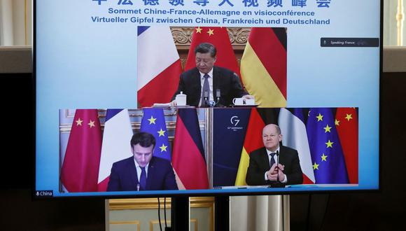 El presidente francés, Emmanuel Macron (abajo, a la izquierda), el canciller alemán, Olaf Scholz (abajo, a la derecha) y el presidente chino, Xi Jinping, durante una videoconferencia sobre Ucrania, el 8 de marzo de 2022. (BENOIT TESSIER / AFP).