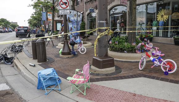 Sillas y bicicletas yacen abandonadas después de que la gente huyera de la escena de un tiroteo masivo en una celebración y desfile del 4 de julio en Highland Park, Illinois, EE.UU.