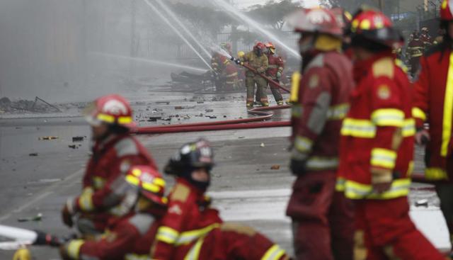 Los bomberos llevan trabajando más de 30 horas para apagar el incendio y ubicar a los desaparecidos. (Dante Piaggio)