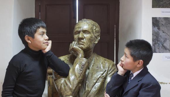 Coronavirus. Niños de Santiago de Chuco junto a escultura de César Vallejo, destacado poeta peruano fallecido en un cruel abril. Foto: El Comercio.