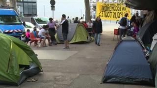 Francia desaloja gran campamento de migrantes en el norte del país
