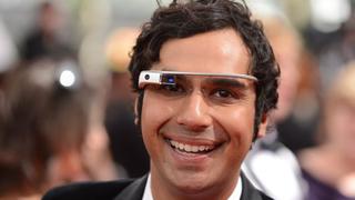 ‘Rajesh’ de "The Big Bang Theory" lució sus Google Glass en los Emmy 2013