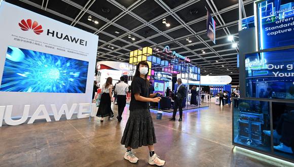 Los visitantes pasan frente a un puesto de Huawei durante la Fintech Week 2022 en Hong Kong el 1 de noviembre de 2022. (Foto de Peter PARKS / AFP)