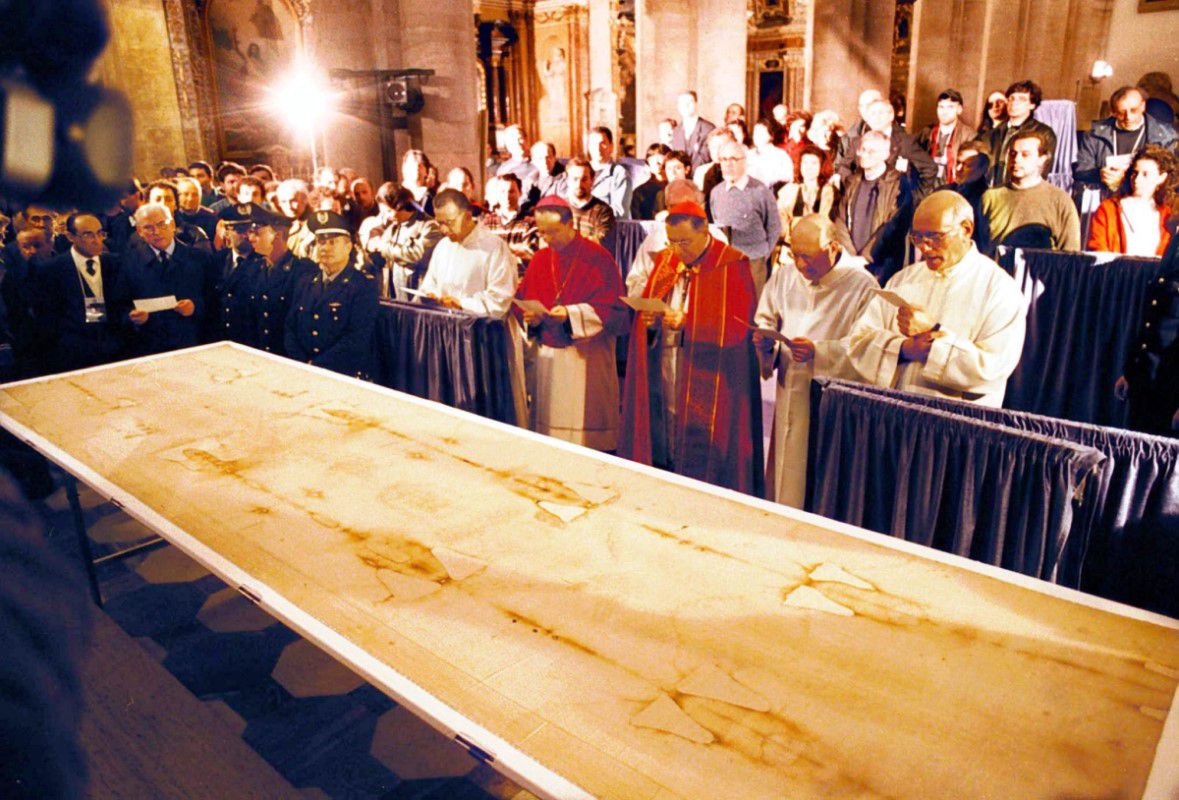 La Sábana Santa de Turín durante una ceremonia dirigida por el arzobispo Giovanni Saldarini, en 1998.  (Foto: Agencia AP)