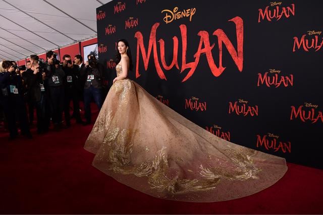 El cast de "Mulan" arribó en los Estados Unidos para la premiere de la cinta en el Paseo de la Fama de Hollywood. En esta galería, conoce los detalles detrás de uno los looks más aclamados, el de la actriz principal Liu Yifei. (Foto: AFP)