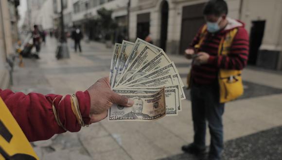 En el mercado paralelo o casas de cambio de Lima, el tipo de cambio se cotiza a S/3,935 la compra y S/3,970 la venta de cada dólar. (Foto: Leandro Britto / GEC)