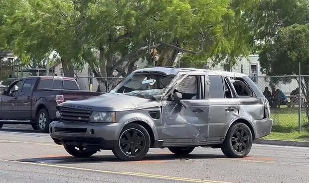 Un vehículo dañado se encuentra en el lugar de una colisión mortal cerca de una parada de autobús en Brownsville, Texas, el domingo 7 de mayo de 2023. (Brian Svendsen/NewsNation/KVEO-TV vía AP).