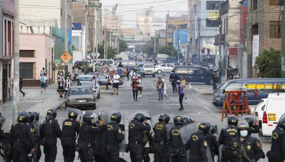 Se registraron incidentes violentos en las inmediaciones del Estadio Nacional. (Hugo Curotto/@photo.gec)