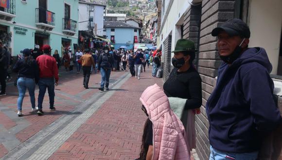 Ciudadanos caminan una calle del centro histórico en Quito (Ecuador). El actual estado de excepción, que permite restringir la libertad de tránsito y de asociación, durará 30 días. (Foto: EFE/ Daniela Brik).