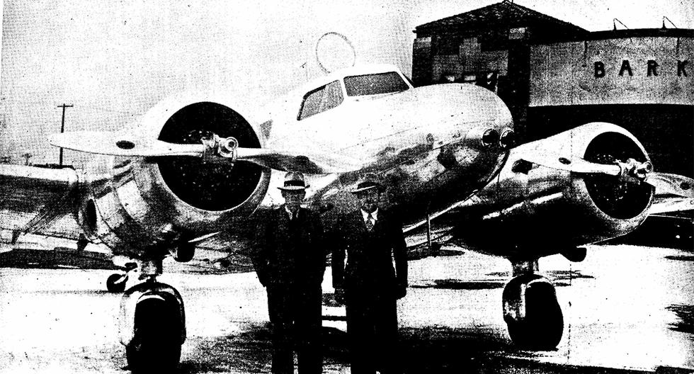 En la imagen, el comandante Humberto Dal'Lino Domenack (izquierda), al lado del gerente de la fábrica de aviones Barclay. Al fondo, el poderoso monoplano bimotor Barclay-Grow con el que realizó con su hermano Víctor el vuelo de Nueva York a Lima en octubre de 1939.  (Foto: GEC Archivo Histórico)