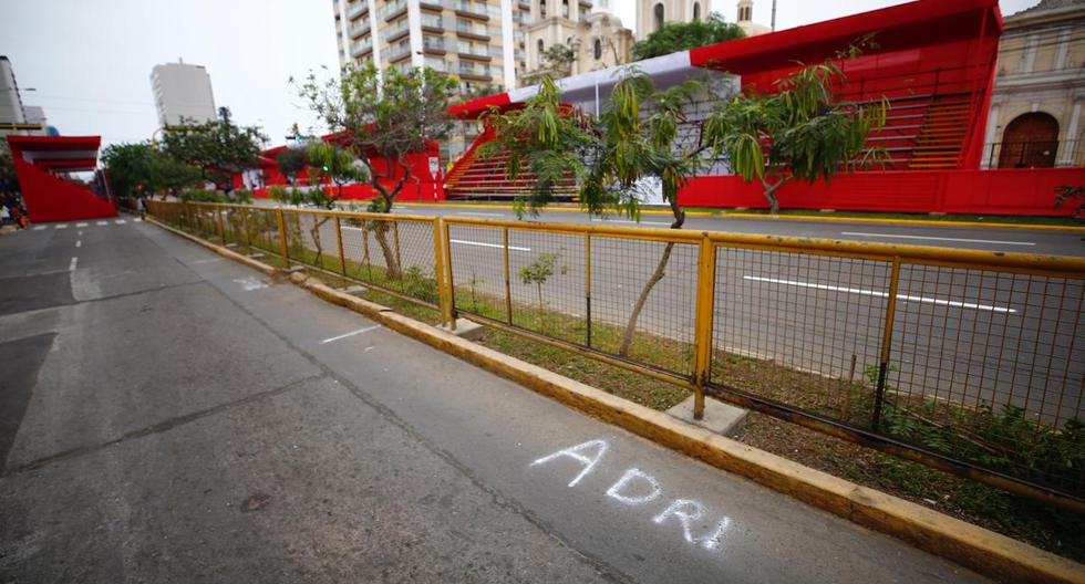 Como ha ocurrido en desfiles anteriores, varios espacios en la avenida Brasil vienen siendo lotizados por inescrupulosos. (Foto: Hugo Curotto)