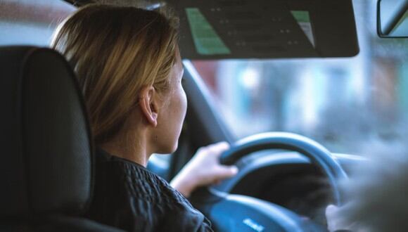 Una mujer conduciendo por la autopista. | Imagen referencial: Jan Baborák / Unsplash
