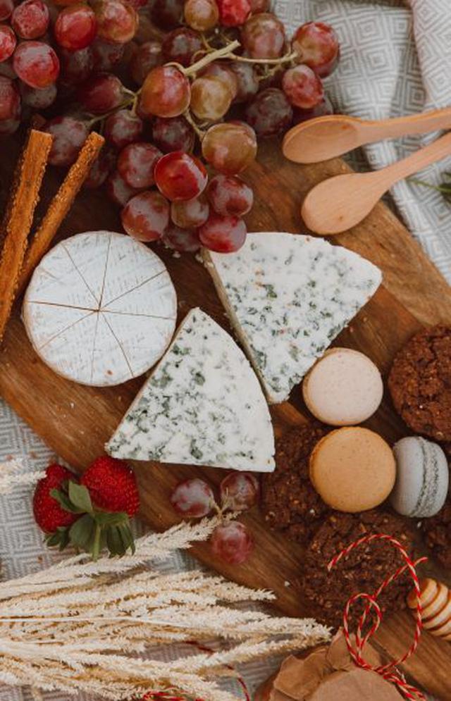 Una tabla de quesos es una forma creativa de probar, maridar productos y experimentar una gran variedad de sabores, texturas y aromas. (Foto: ROMAN ODINTSOV / Pexels)