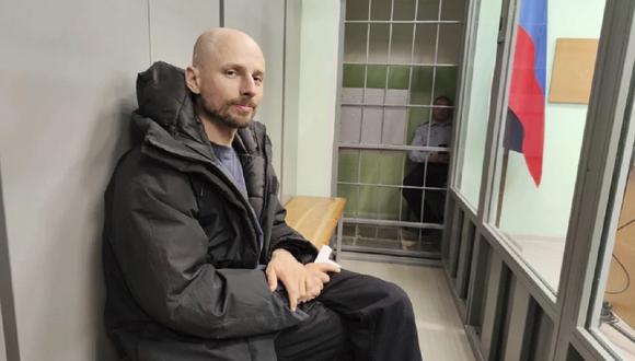 El periodista ruso, Serguéi Karelin, comparece ante el tribunal en la región de Murmansk en Rusia, el sábado 27 de abril de 2024, tras ser arrestado por acusaciones de “extremismo”, que ha negado. (Foto de AP)