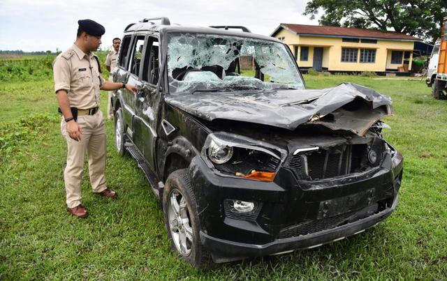 El estado del vehículo, con los vidrios destrozados, el capó deformado, el equipo saqueado y los asientos reventados, da cuenta de lo salvaje que fue el ataque de una muchedumbre histérica. (Foto: AFP)