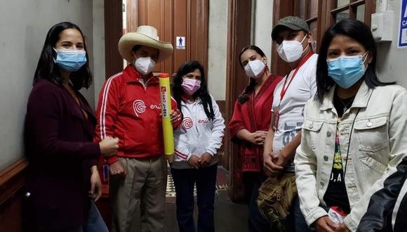 Cerca del cierre de campaña, posaron junto a Pedro Castillo y Lilia Predes, Sigrid Bazán, Verónika Mendoza, el sobrino Fray Vásquez Castillo e Indira Huilca.